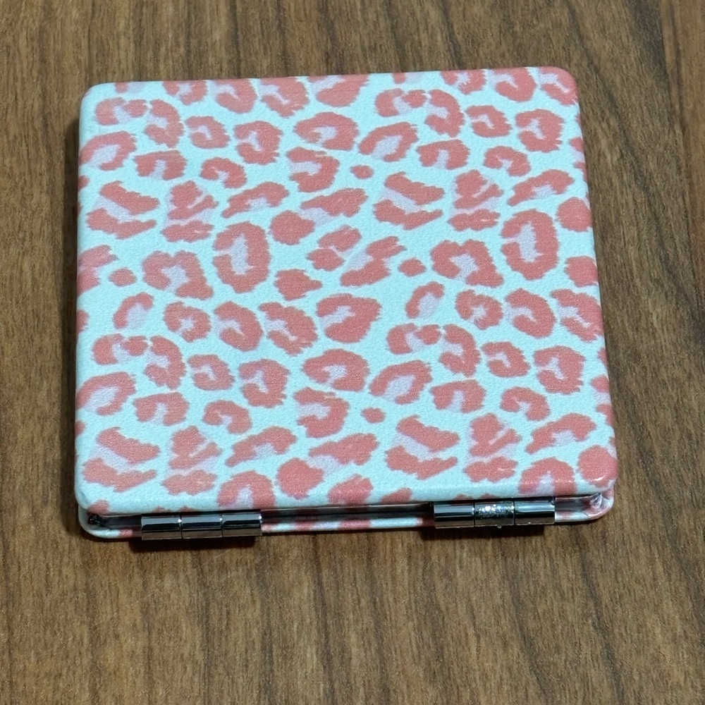 NEW Pink Leopard Print Compact Mirror - Picture 2 of 4